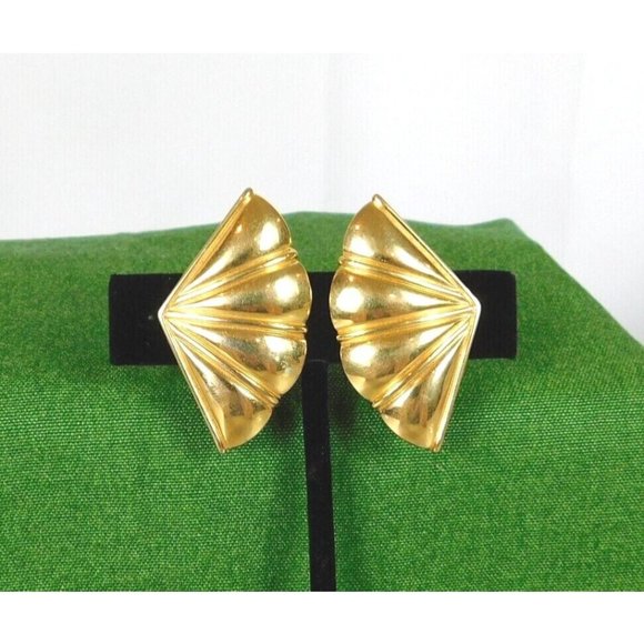 Vintage Monet Fan Polished Gold Tone Clip on Earrings Womens Fashion Jewelry - Picture 5 of 7